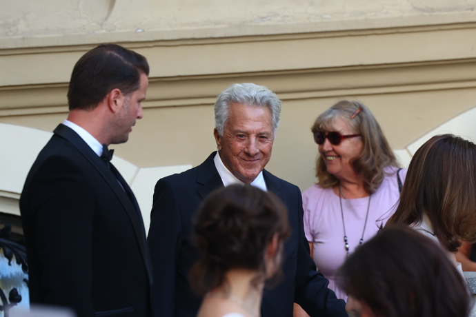 Dustin Hoffman míří na červený koberec.