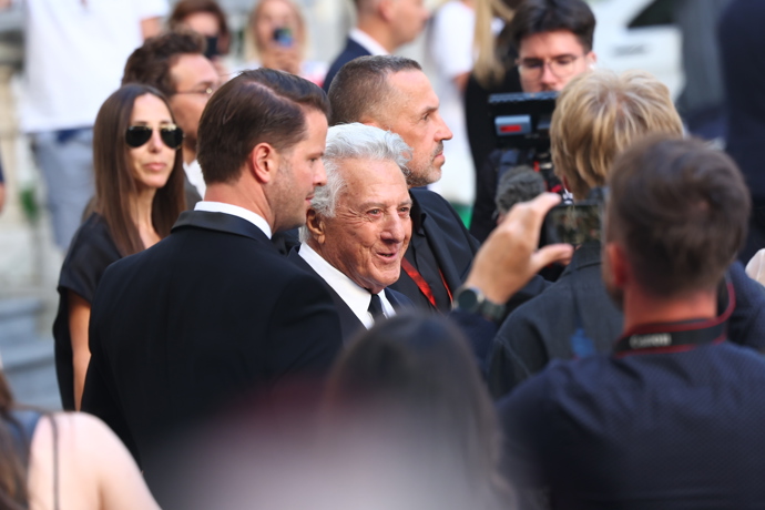Dustin Hoffman míří na červený koberec.