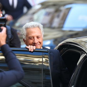 Dustin Hoffman má šibalský úsměv.