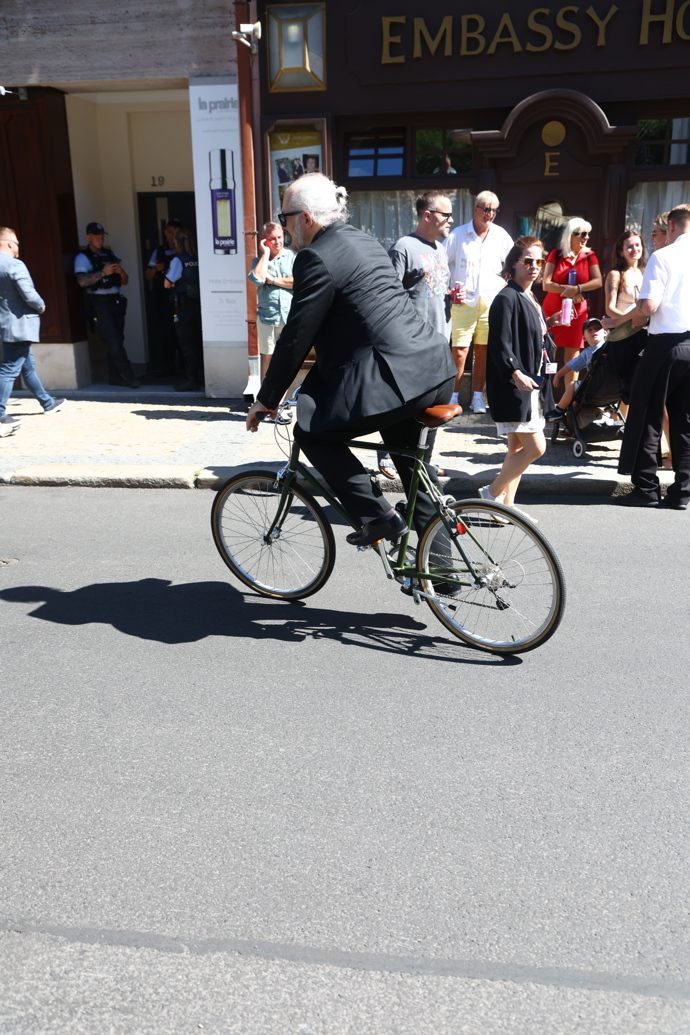 Karel Och na bicyklu. 