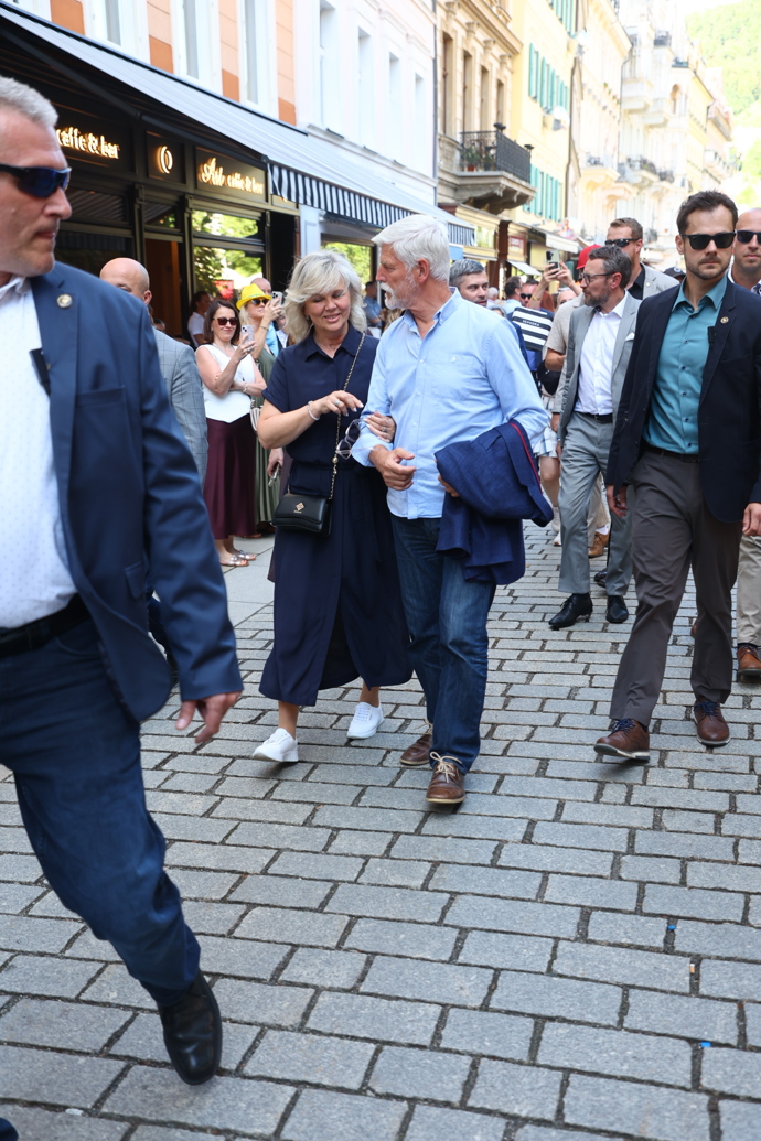 Prezident Petr Pavel nabídl své ženě rámě.