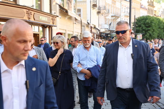 Prezidentský pár strážila ochranka.