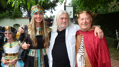 FOTO: František Ringo Čech s mladou manželkou a Petrem Jandou