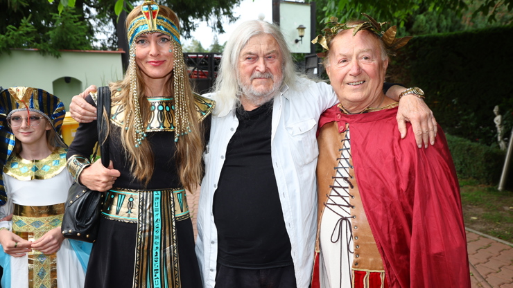 František Ringo Čech s mladou manželkou a Petrem Jandou