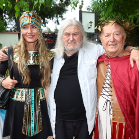 František Ringo Čech s mladou manželkou a Petrem Jandou