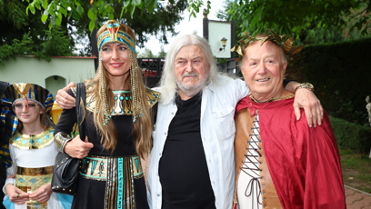 FOTO: František Ringo Čech s mladou manželkou a Petrem Jandou