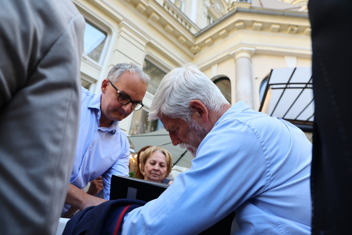 Petr Pavel se ochotně podepisoval.