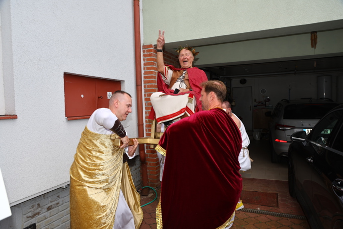 Petr Janda dorazil na svou oslavu jako Julius Caesar.