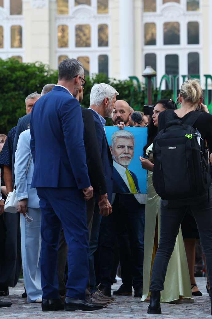 Petr Pavel dostal jako dar svoji podobiznu.