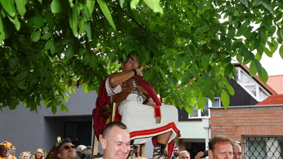 FOTO: Petr Janda pod stromem.