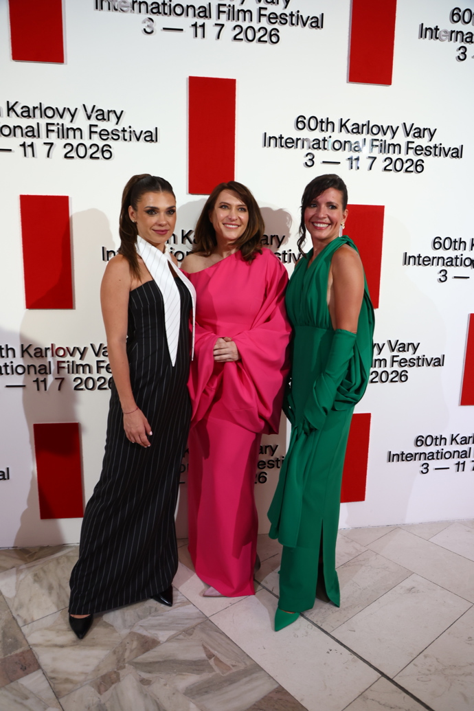 Romana Goščíková a Denisa Pfauserová v modelech návrhářky Martiny Pipkové Loudové (uprostřed).