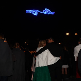 Nebe nad městem znovu rozzáří rekordních 1 300 dronů v show s názvem Hvězdy a vítězové vlastního příběhu. Nejlepší výhled od hotelu Thermal, protože drony startují ze Sokolského vrchu za řekou Teplá.