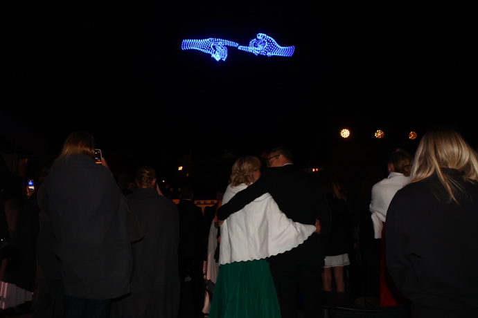Nebe nad městem znovu rozzáří rekordních 1 300 dronů v show s názvem Hvězdy a vítězové vlastního příběhu. Nejlepší výhled od hotelu Thermal, protože drony startují ze Sokolského vrchu za řekou Teplá. 