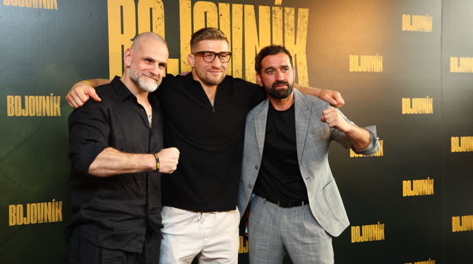 Ján Jackuliak a Milan Ondrík s profesionálním zápasníkem Davidem Kozmou.