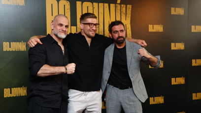 FOTO: Ján Jackuliak a Milan Ondrík s profesionálním zápasníkem Davidem Kozmou.