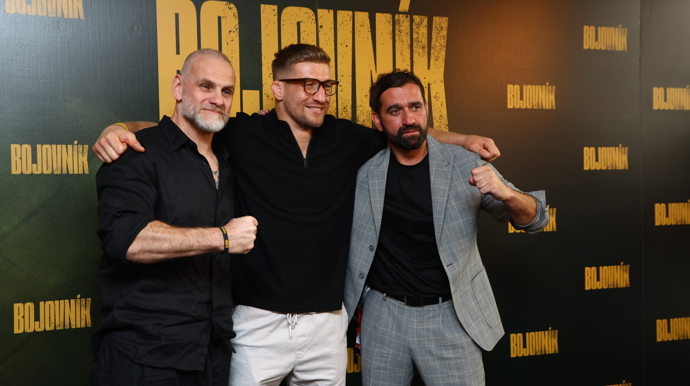 Ján Jackuliak a Milan Ondrík s profesionálním zápasníkem Davidem Kozmou.