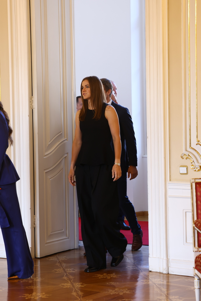 Finalistka Karolína Muchová dorazila na oficiální přijetí v moderním černém outfitu.