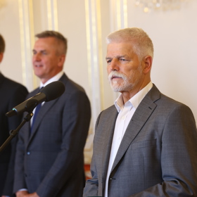 Prezident Petr Pavel během oficiálního proslovu třímal v rukou zelenou wimbledonskou kšiltovku, kterou mu daroval tenisový tým.