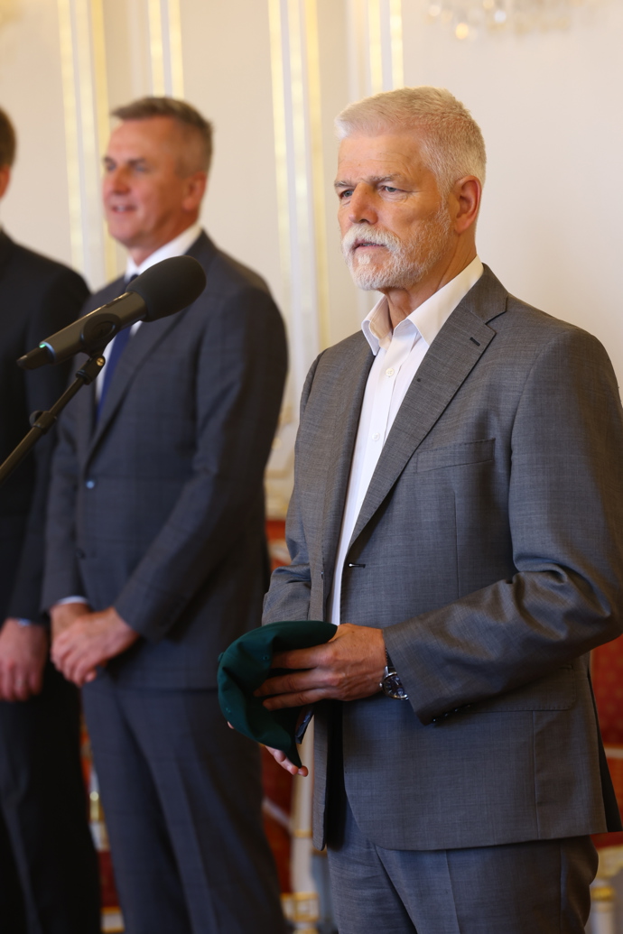 Prezident Petr Pavel během oficiálního proslovu třímal v rukou zelenou wimbledonskou kšiltovku, kterou mu daroval tenisový tým.
