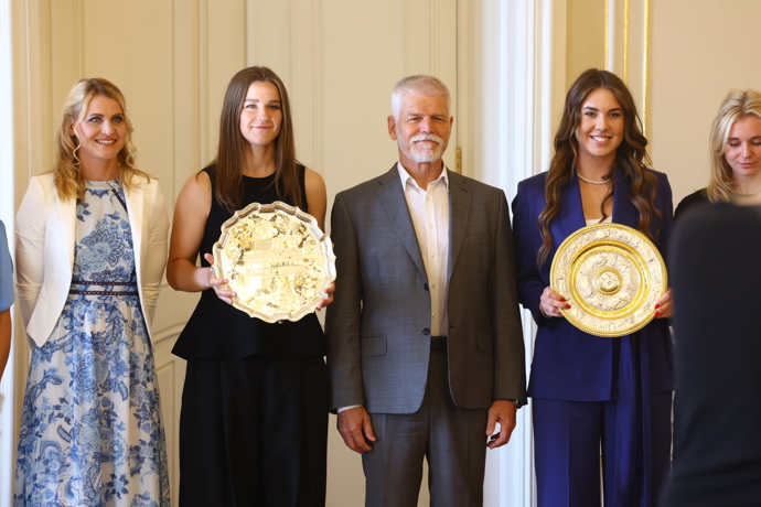 Pózování s wimbledonskými talíři.