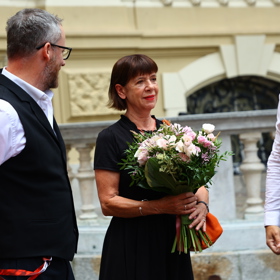 Andrea Bartošková před hotelem Pupp.