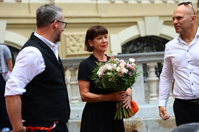 Andrea Bartošková před hotelem Pupp.