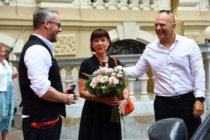  Andrea Bartošková dostala krásnou kytici.