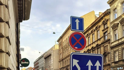 FOTO: U cedule se objevilo improvizované pietní místo.