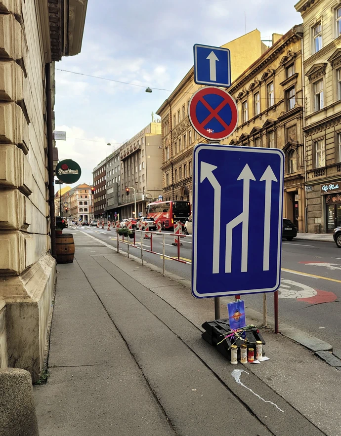U cedule se objevilo improvizované pietní místo. 