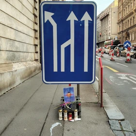 Satirické pietní místo Sokolské ulici.