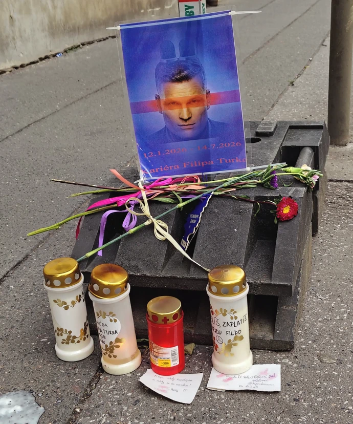 Celá pieta nabývá spíše satirického dojmu. 
