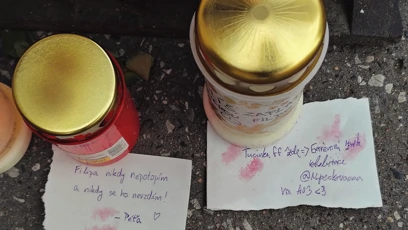 FOTO: Ke svíčkám a fotce Filipa Turka přidali lidé i různé vzkazy.