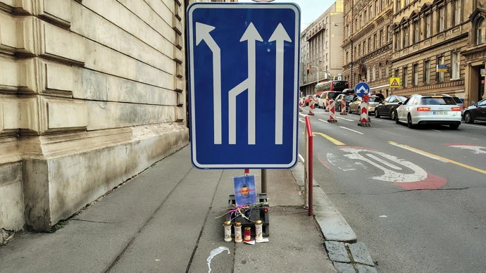 Satirické pietní místo Sokolské ulici.