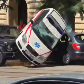 Turkova nehoda jako z hry GTA.