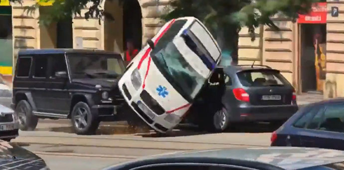 Turkova nehoda jako z hry GTA.