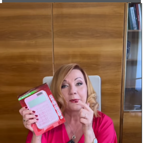 Alena Schillerová s růžovou kalkulačkou.