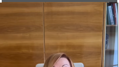 FOTO: Alena Schillerová s růžovou kalkulačkou.