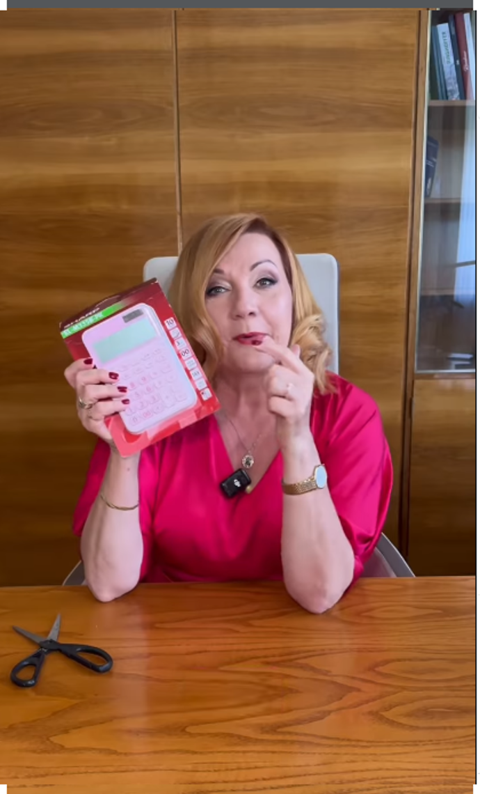 Alena Schillerová s růžovou kalkulačkou.