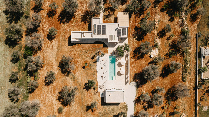 Z Prahy mezi olivovníky. V Apulii vznikla vila, která spojuje současnou architekturu s duší jižní Itálie