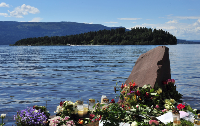 Pomníček obětí střelby s výhledem na ostrov Utøya Pomníček obětí střelby s výhledem na ostrov Utøya