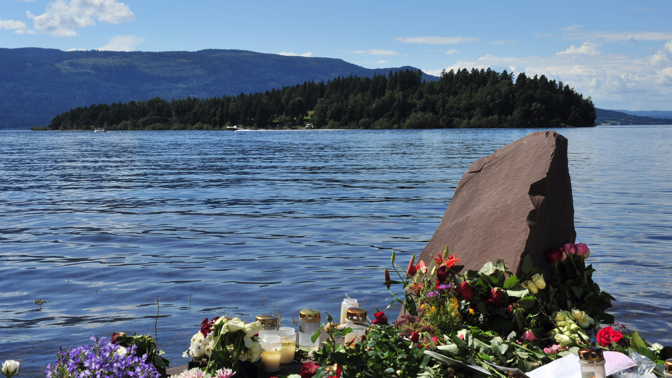 Pomníček obětí střelby s výhledem na ostrov Utøya Pomníček obětí střelby s výhledem na ostrov Utøya