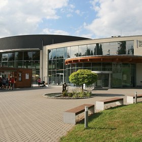 Termály Losiny patří k nejznámějším místům pro termální koupání v České republice a lákají návštěvníky během celého roku. K dispozici jsou vnitřní i venkovní bazény s termální vodou, relaxační prvky a další možnosti odpočinku.