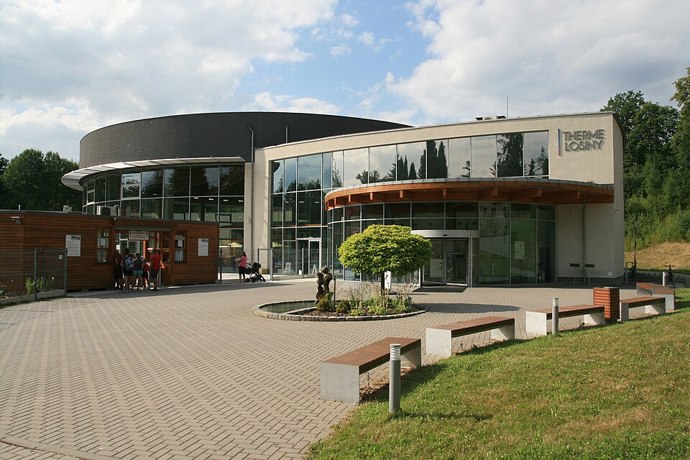 Termály Losiny patří k nejznámějším místům pro termální koupání v České republice a lákají návštěvníky během celého roku. K dispozici jsou vnitřní i venkovní bazény s termální vodou, relaxační prvky a další možnosti odpočinku.