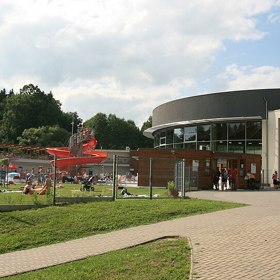 Za příjemně teplou termální vodou nemusíte vyrážet jen na Slovensko nebo do Maďarska, zajímavá místa najdete také v Česku. Velké Losiny, Teplice i Karlovy Vary nabízejí možnost odpočinku v termální vodě, každé však trochu jiným způsobem.