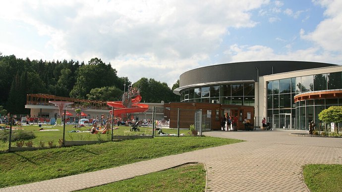 Za příjemně teplou termální vodou nemusíte vyrážet jen na Slovensko nebo do Maďarska, zajímavá místa najdete také v Česku. Velké Losiny, Teplice i Karlovy Vary nabízejí možnost odpočinku v termální vodě, každé však trochu jiným způsobem.