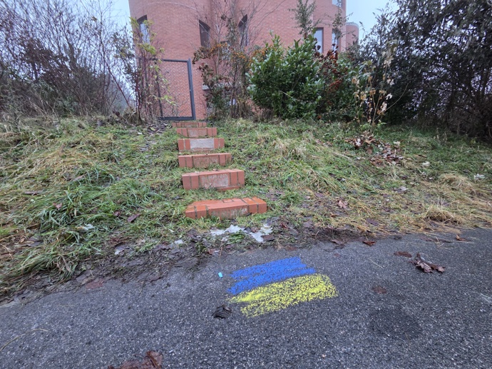 Kvůli těmto malůvkám policie utrácela statisíce korun z kapes daňových poplatníků.