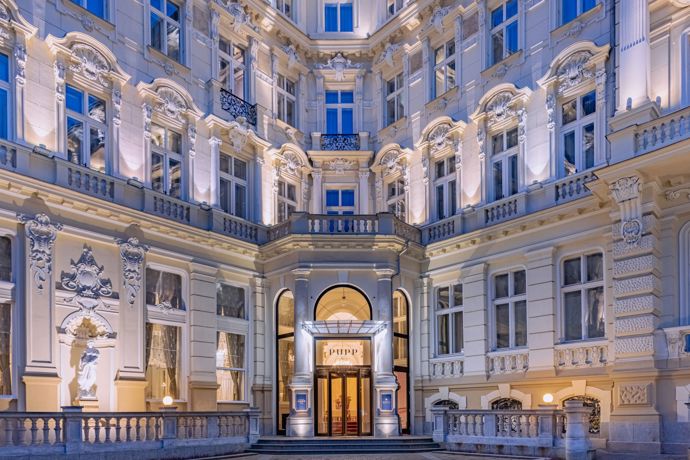 Grandhotel Pupp: Hotel, který dal Karlovým Varům tvář. Už více než tři století vítá krále, hvězdy i filmové legendy Grandhotel Pupp: Hotel, který dal Karlovým Varům tvář. Už více než tři století vítá krále, hvězdy i filmové legendy