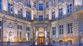 Grandhotel Pupp: Hotel, který dal Karlovým Varům tvář. Už více než tři století vítá krále, hvězdy i filmové legendy Grandhotel Pupp: Hotel, který dal Karlovým Varům tvář. Už více než tři století vítá krále, hvězdy i filmové legendy