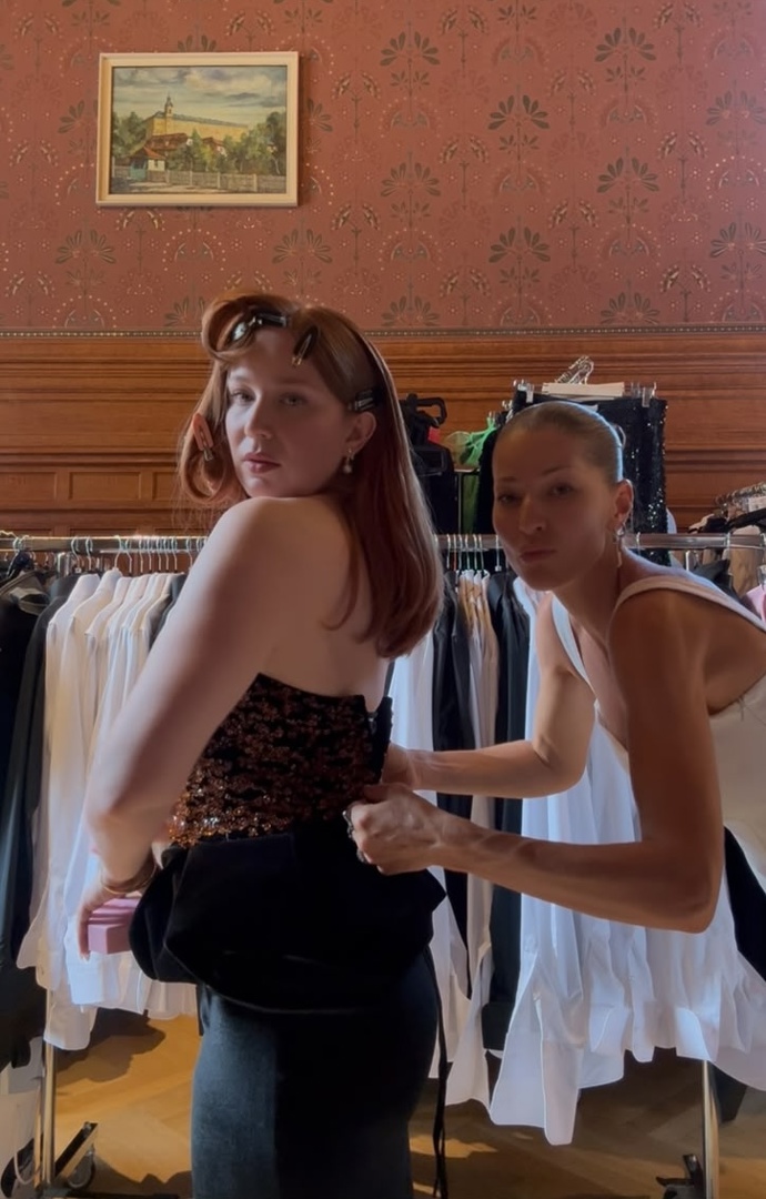 Jana Horejšová oblékla Alenu Dolákovou na premiéru filmu Chica Checa. 