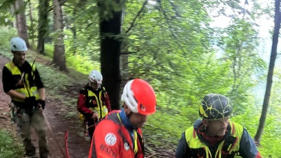 FOTO: Hasiči odváží tělo ženy.